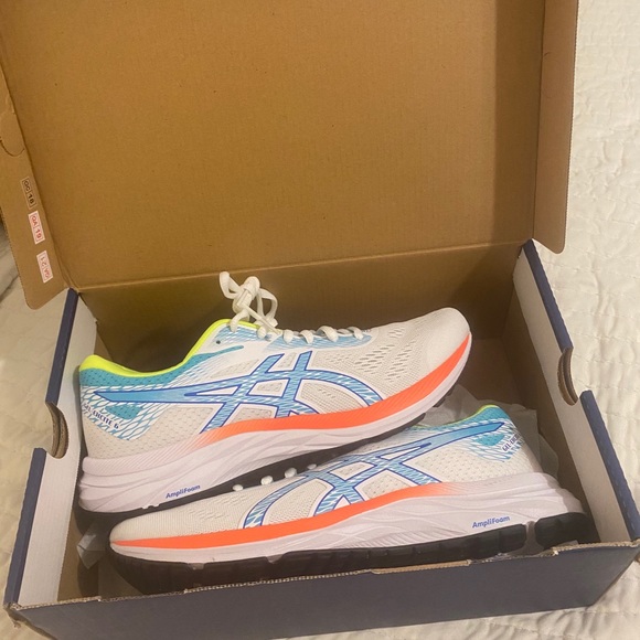 Tennis shoes - Picture 2 of 3